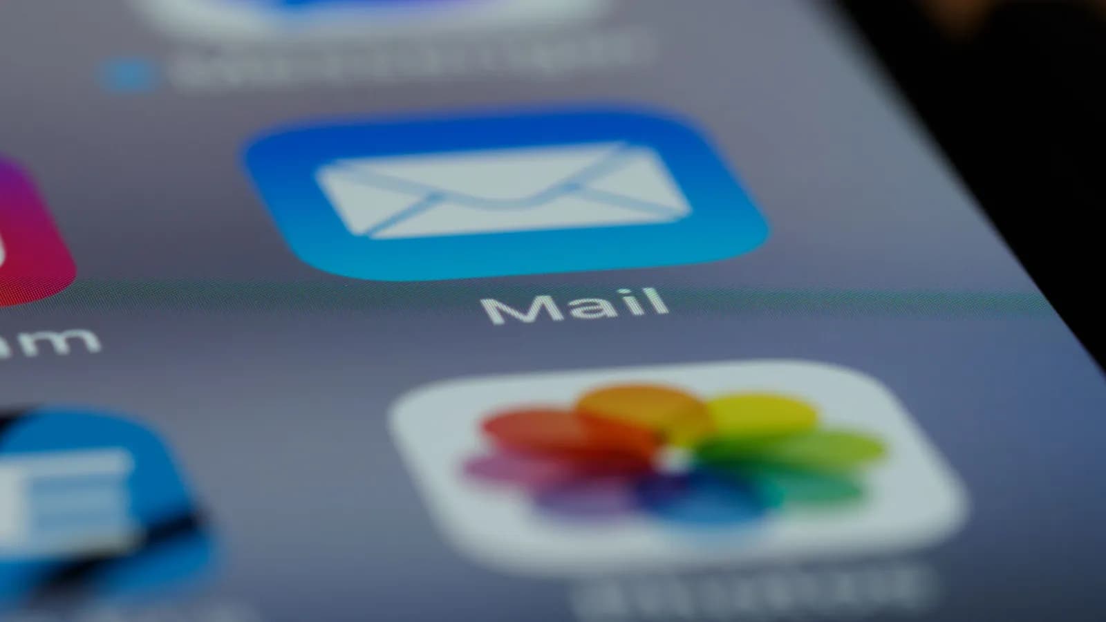 Biểu tượng ứng dụng Mail trên màn hình điện thoại
