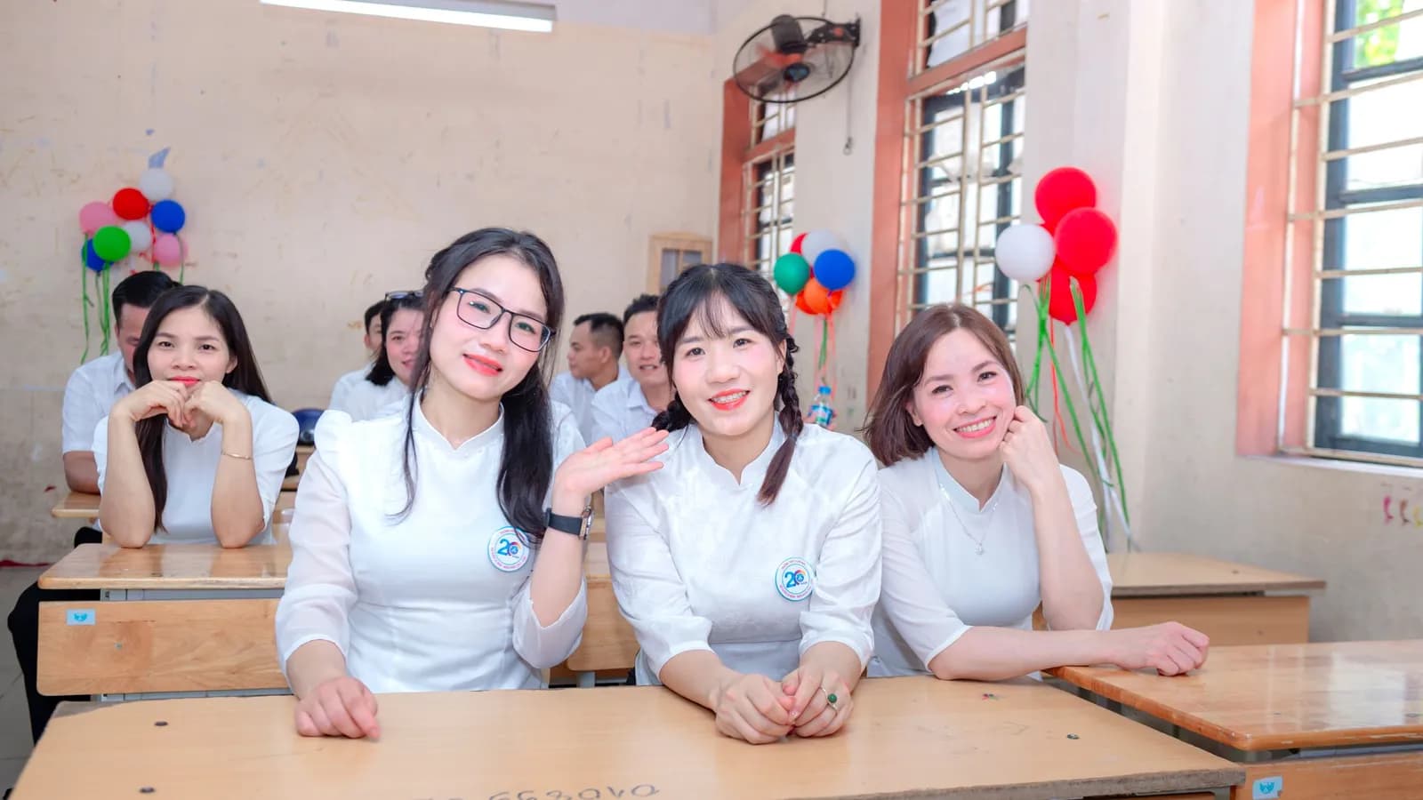 Nhóm học sinh ngồi trong lớp học trang trí bóng bay