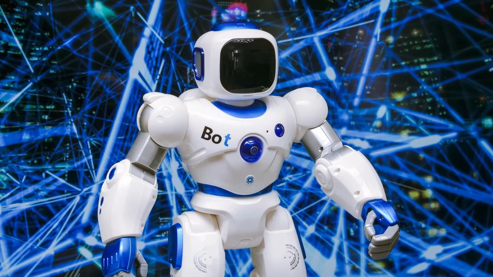 Robot hình người màu trắng trên nền mạng lưới xanh — hình ảnh chatbot AI