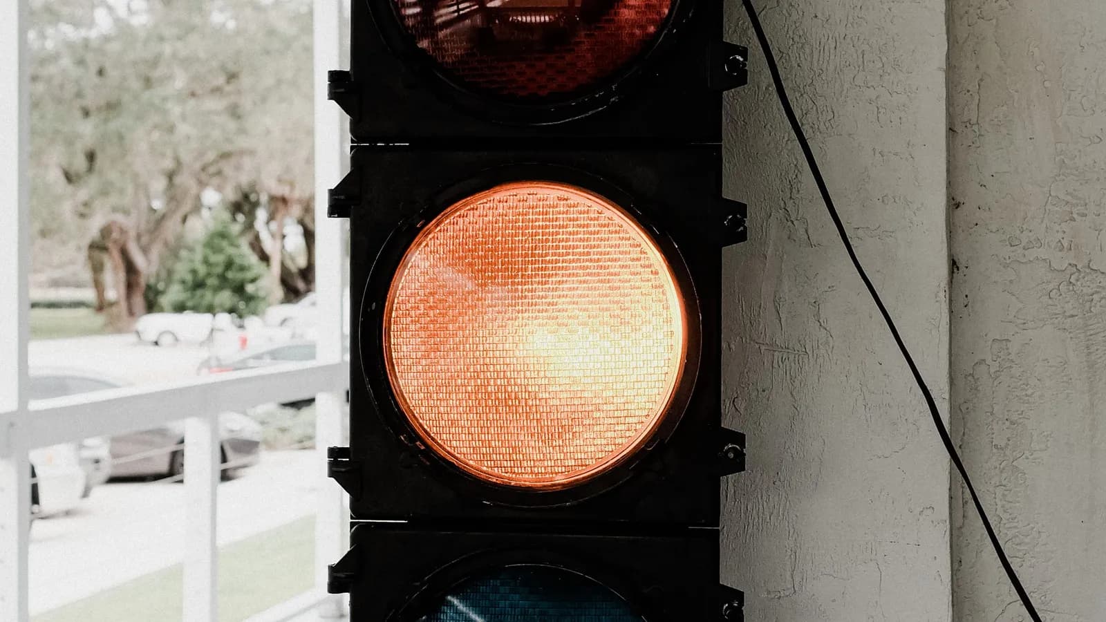 Cột đèn tín hiệu giao thông đang sáng đèn vàng
