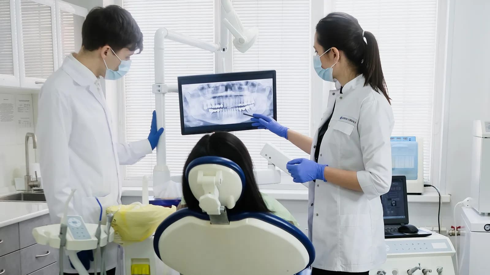 Phòng khám nha khoa với ghế nha và dụng cụ khám