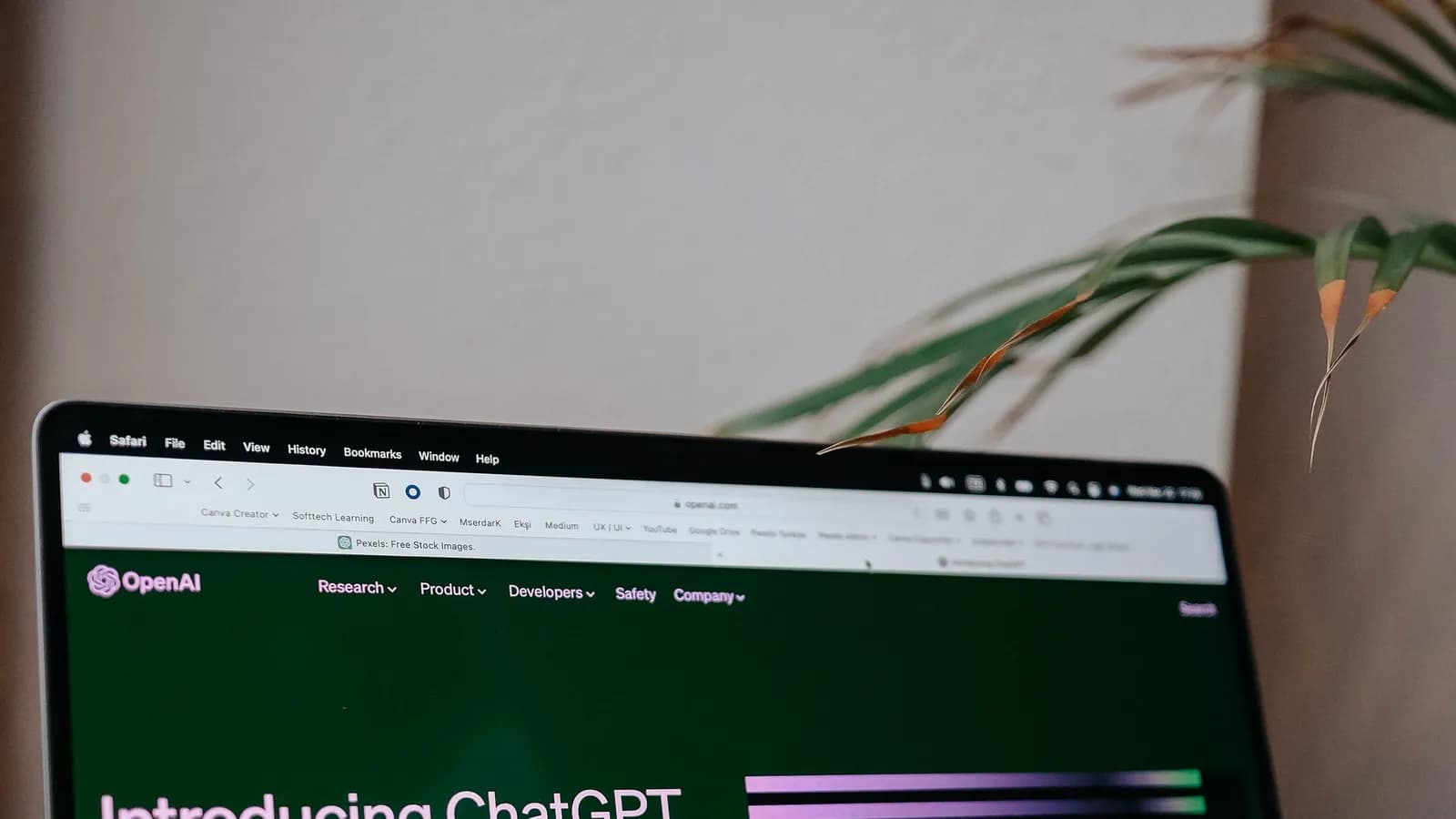 Màn hình laptop mở trang giới thiệu ChatGPT — nơi khách hàng bắt đầu hỏi AI thay vì tìm kiếm