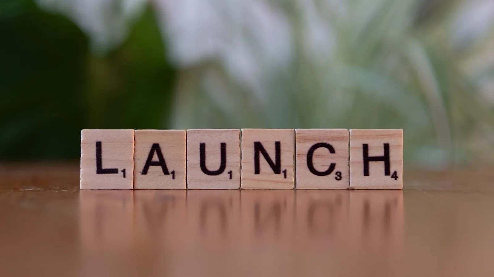 Các miếng chữ gỗ ghép thành chữ LAUNCH