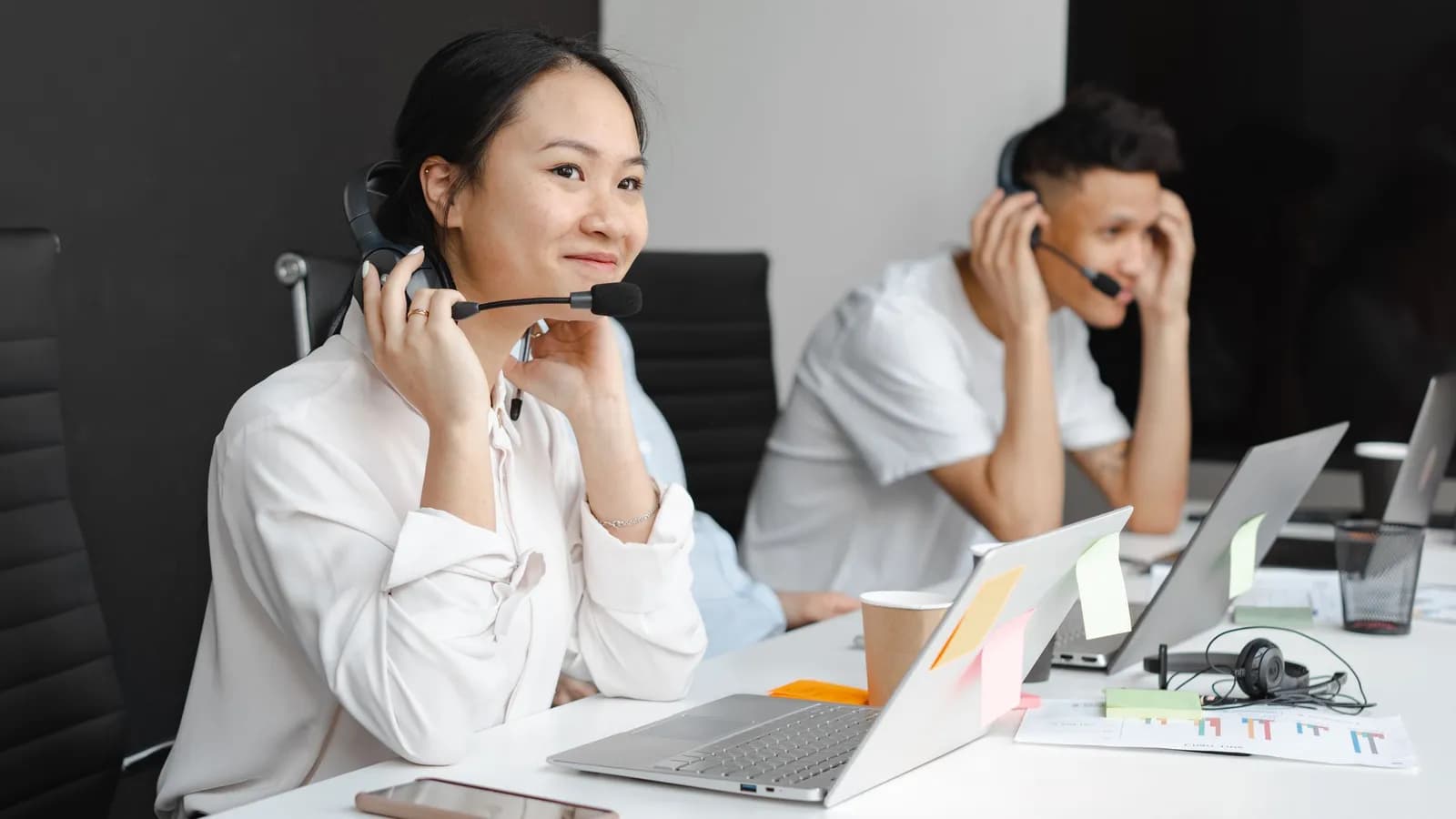Nhân viên tư vấn đeo tai nghe gọi cho khách hàng tiềm năng