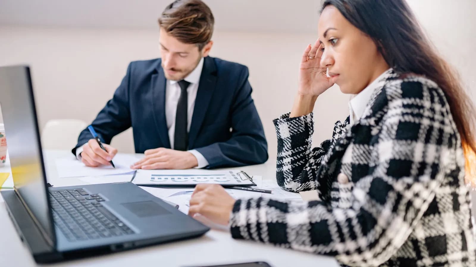 Nhân viên tư vấn trao đổi với khách hàng tiềm năng bên bàn làm việc