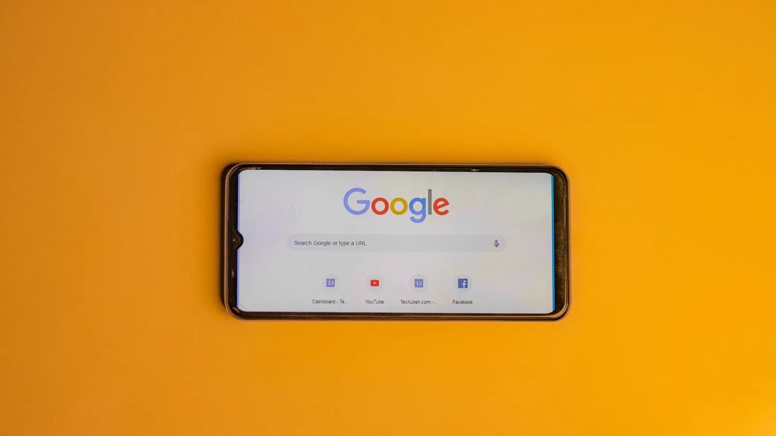 Điện thoại mở trang tìm kiếm Google trên nền vàng