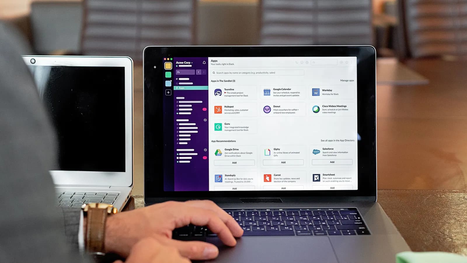Người dùng thao tác trên giao diện phần mềm trên laptop