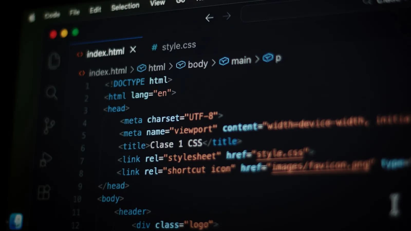 Trình soạn thảo mã hiển thị phần head của một trang HTML