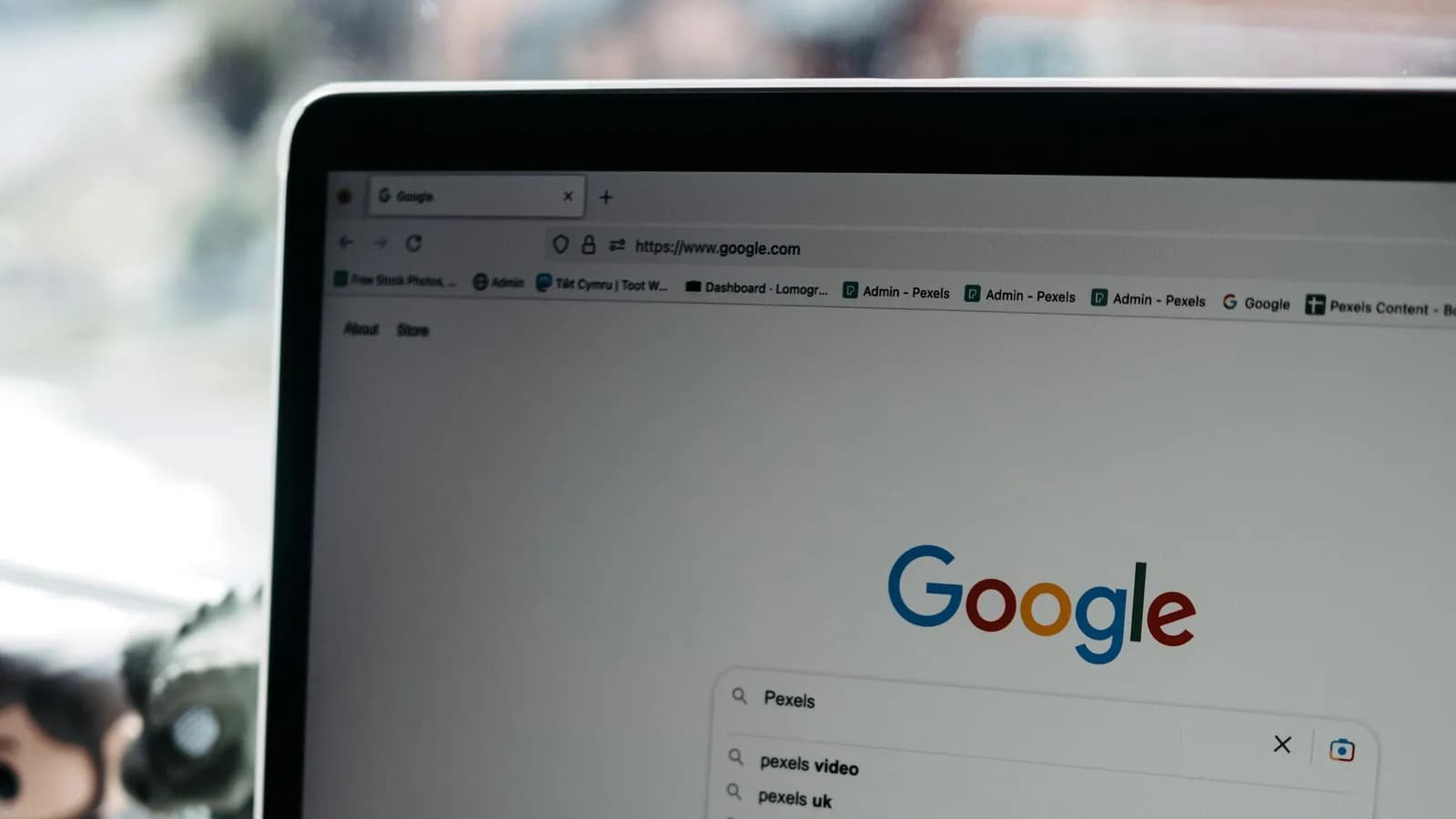 Màn hình laptop hiện ô tìm kiếm Google và các gợi ý tìm kiếm