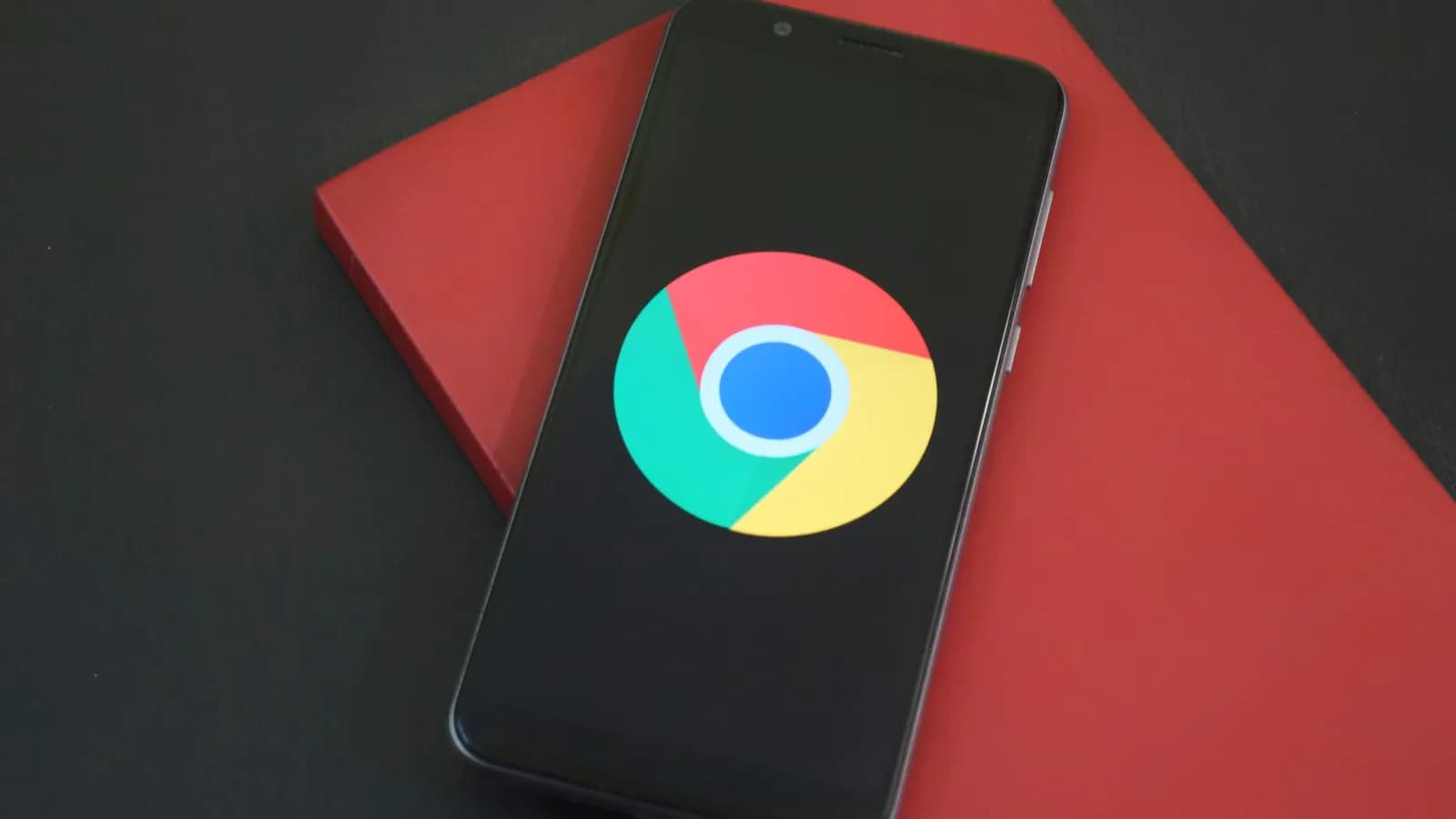 Điện thoại mở trình duyệt Chrome đặt trên cuốn sổ màu đỏ